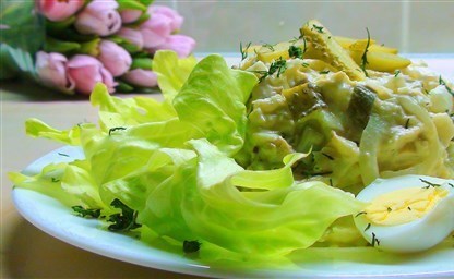 Салат из трески горячего копчения с картофелем классический